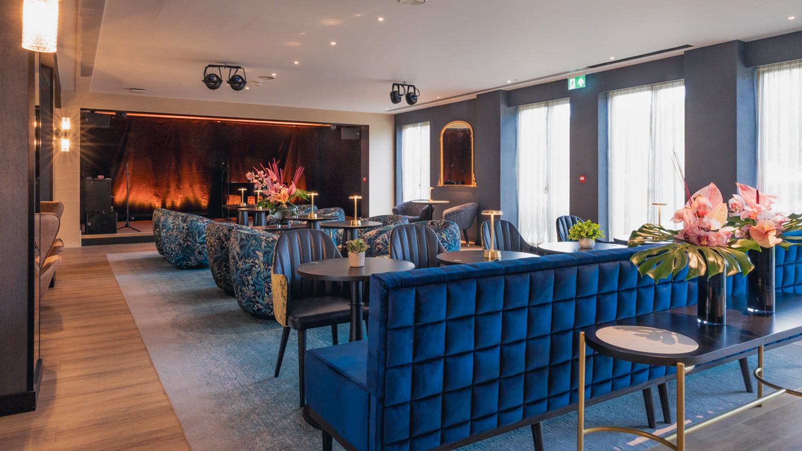 Time for a cocktail or two? The Live Lounge bar provides the perfect setting to keep drinks and conversation flowing.
