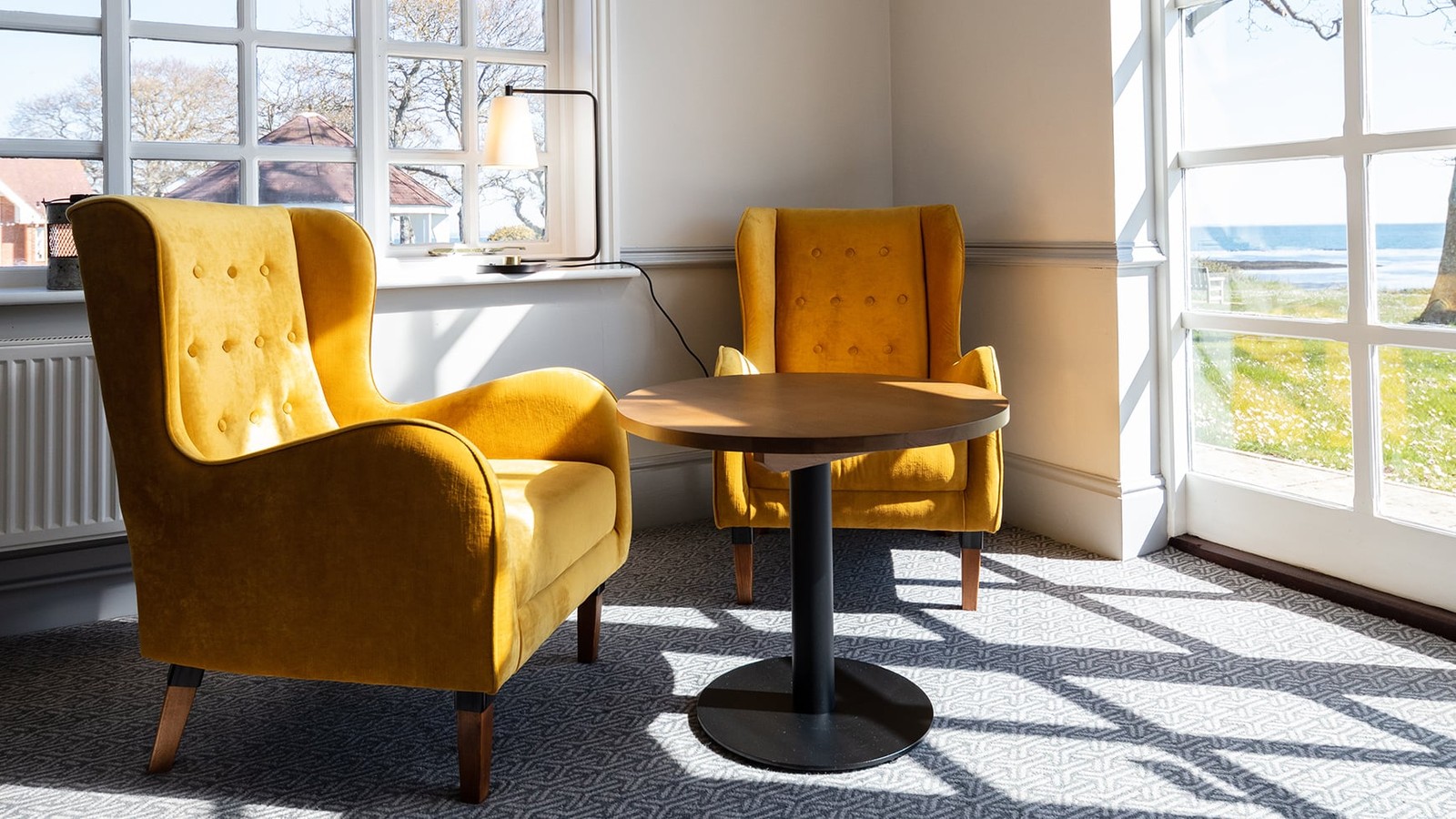 Find your perfect quiet corner in the Captain’s Lounge, bathed in natural light with a calming sea view.