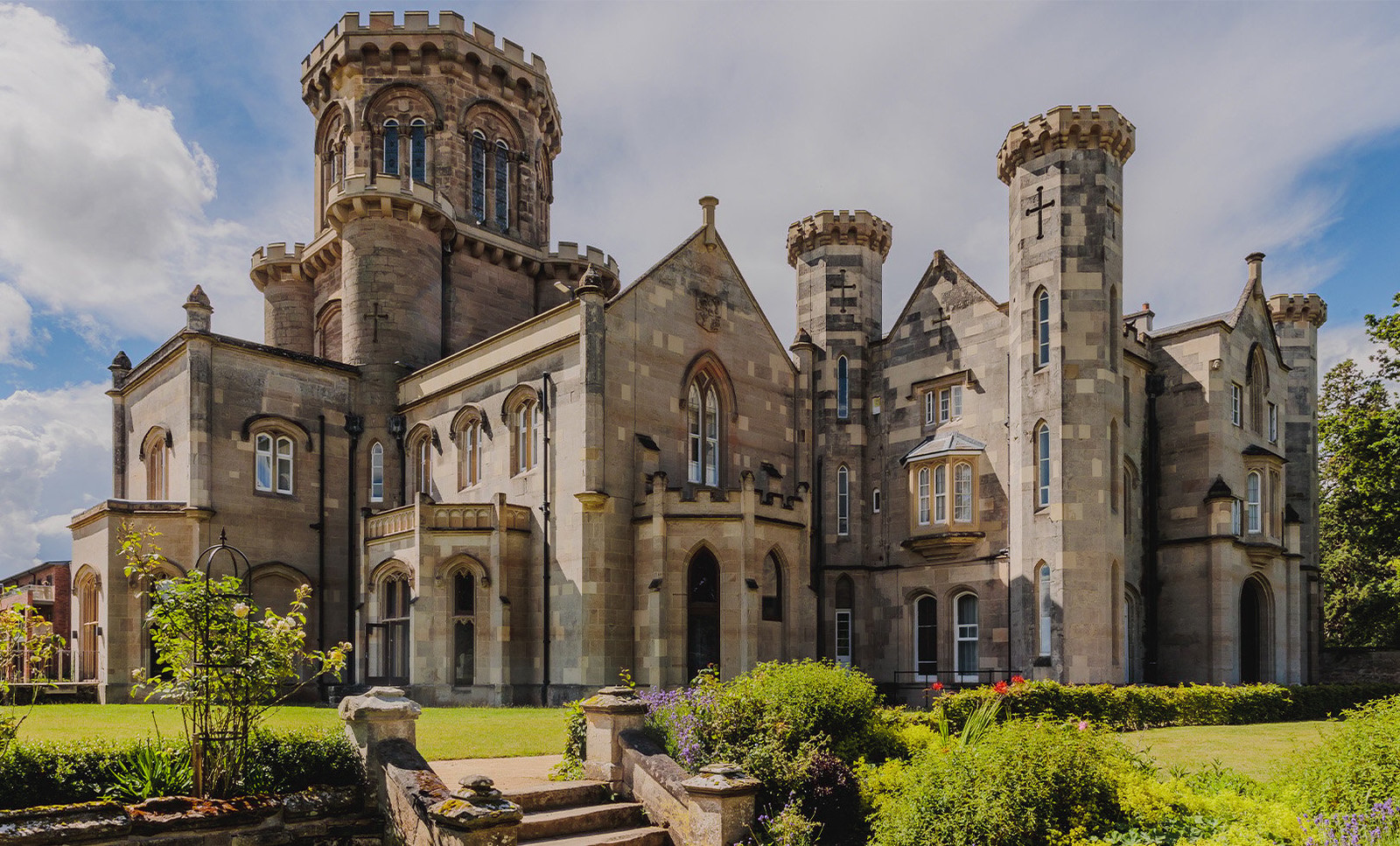 Discover your perfect escape in the heart of the Warwickshire countryside at Studley Castle.