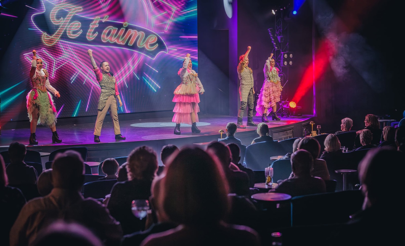 On stage, Warner Theatre Company captivates the audience with Hot Ticket - a night of exceptional theatre at Heythrop Park.