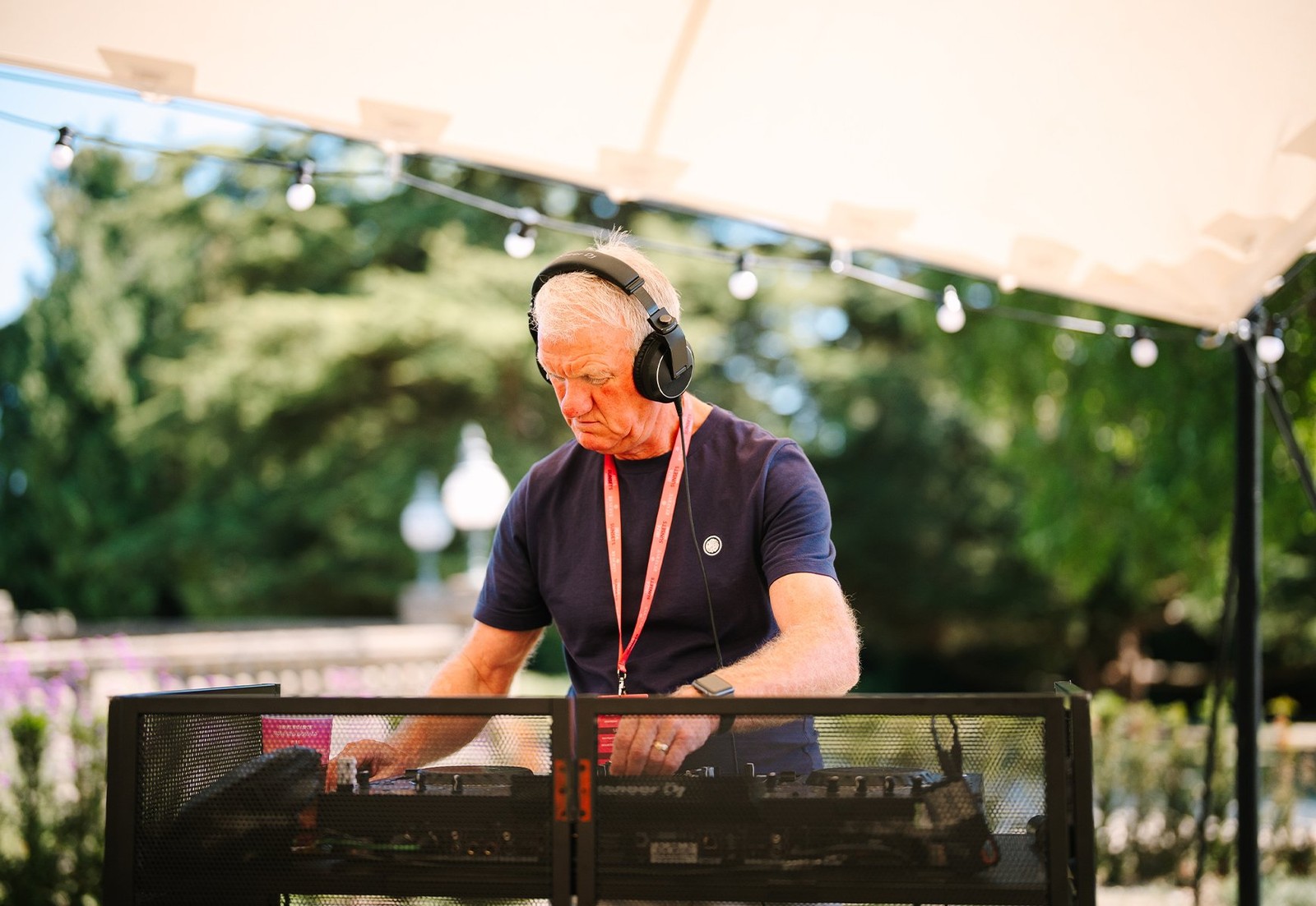 Spinning the soundtrack to a sunlit weekend, with effortless flair.