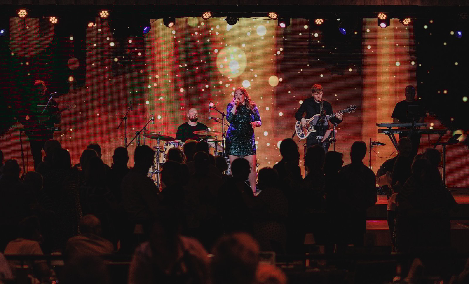 It’s showtime! Every table in the cabaret restaurant enjoys a fantastic view of the stage, and the dance floor is ready for you to show off your moves.