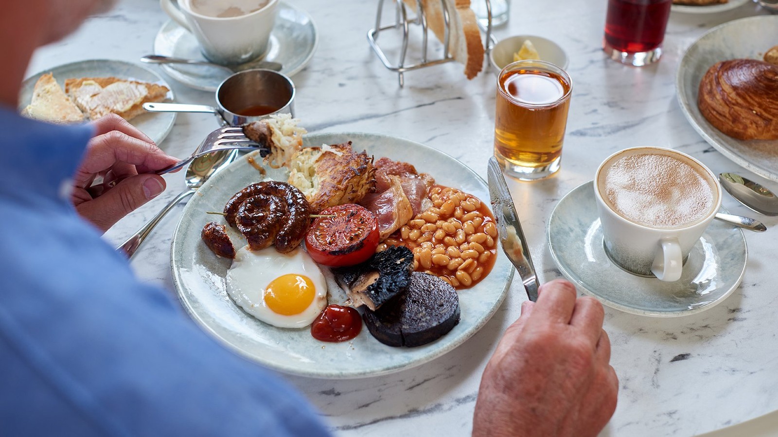 Brasserie32 breakfast - Cumberland ring, back bacon, baked beans, roasted tomato, Portobello mushroom, black pudding, potato and oat cake, served with fried egg.