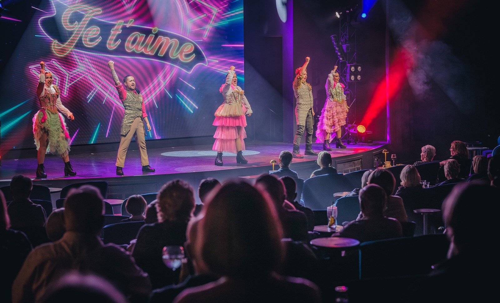 On stage, Warner Theatre Company captivates the audience with Hot Ticket - a night of exceptional theatre at Heythrop Park.