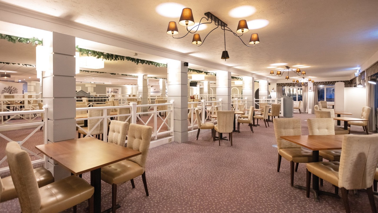 Savour tasty buffet breakfasts and dinners at the Rosewood Restaurant, where the Market Kitchen menu includes something for everyone.