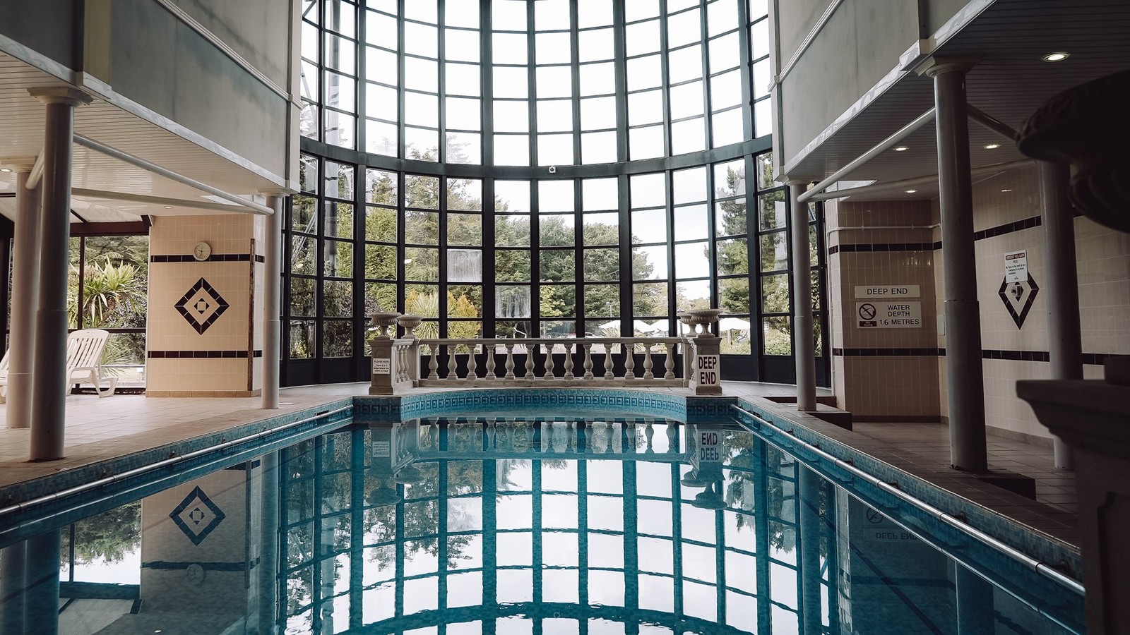Swap stress for serenity in the heated indoor pool at Sinah Warren. Swim a few lengths or simply soak and let your worries melt away - the choice is yours.