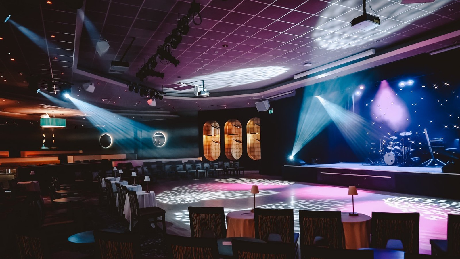 When evening falls, head to the Late Lounge for unforgettable nights of live music and entertainment. With theatre lighting, a large stage, and comfortable seating with great views of the stage for everyone, you're in for an memorable evening.