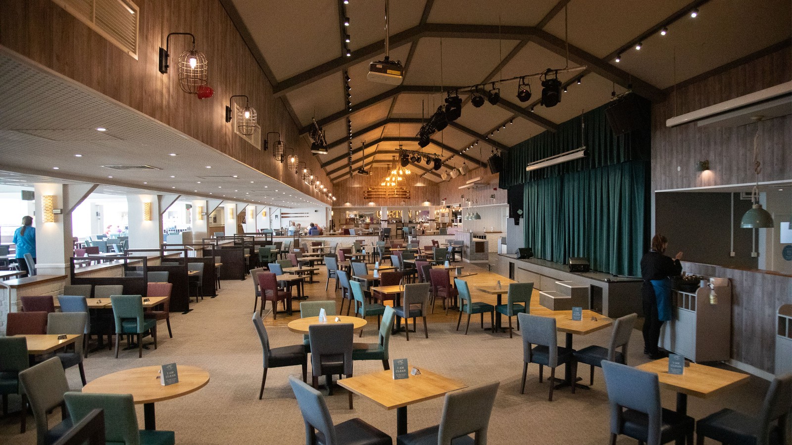 Feeling hungry? Savour delicious buffet breakfasts and indulgent three-course dinners in a warm, inviting restaurant, the Market Kitchen.