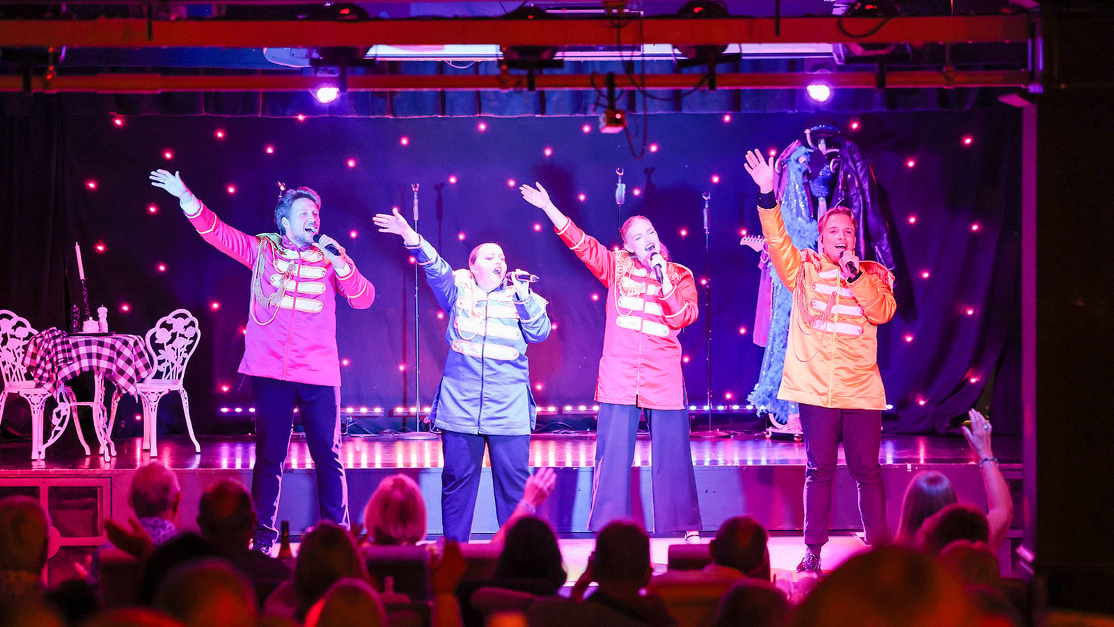 Every evening comes alive with entertainment. From vibrant shows by the Warner Theatre Company to live music and comedy, there’s always something to make your night unforgettable.