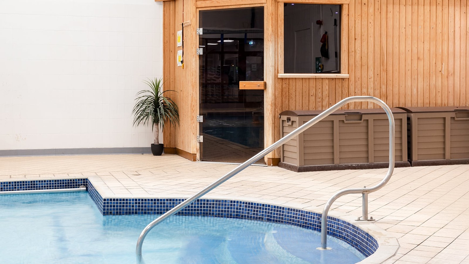 Start with a refreshing swim in the pool, then soothe your senses in the sauna - simply relax your way.