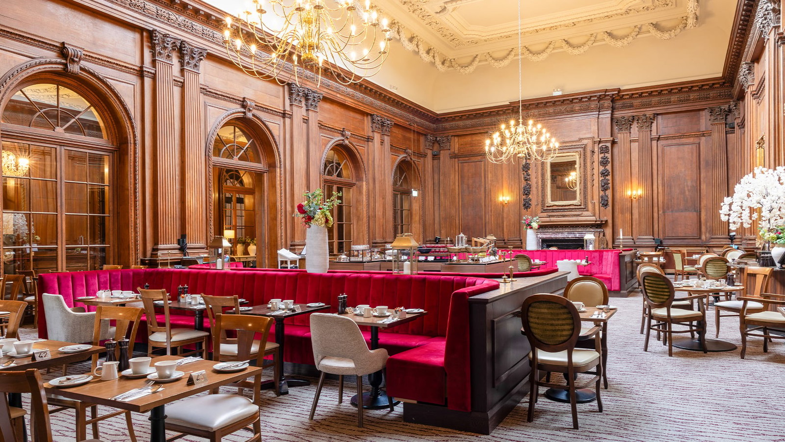 Brasserie32 is an elegant restaurant offering à la carte breakfast and dinner, where every meal feels like a special occasion.