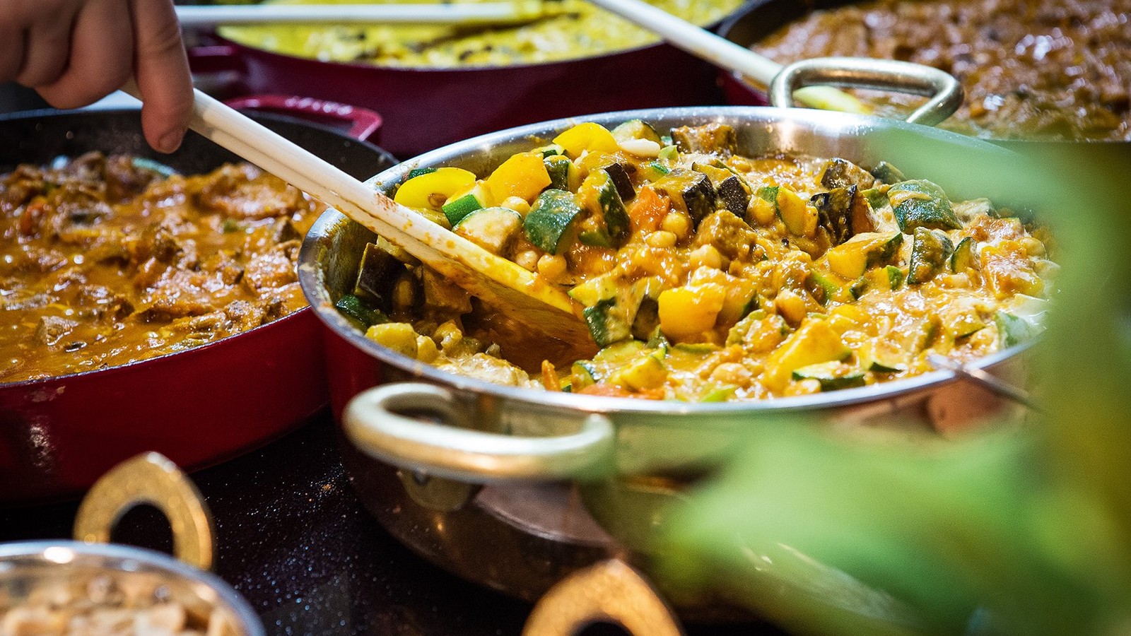 Enjoy vibrant curries, classic British dishes, and more at the Market Kitchen. Savour hot buffet breakfasts and three-course buffet dinners, with a menu that changes every evening.