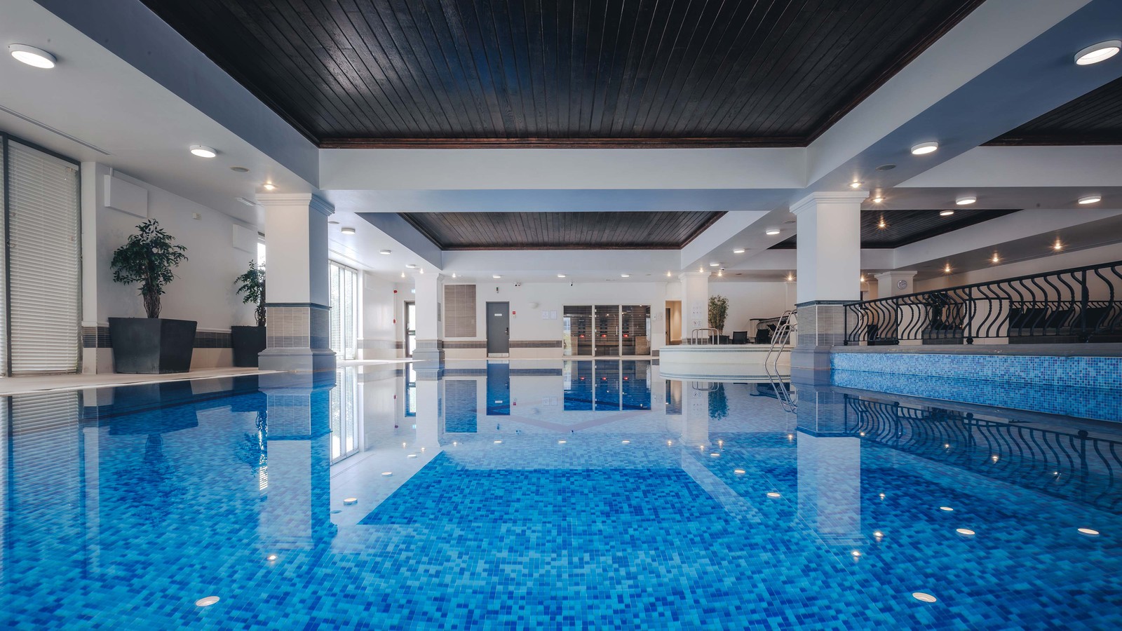 Take a dip in the 18-metre heated indoor pool. Afterwards, relax beside the whirlpool or on the comfortable loungers.