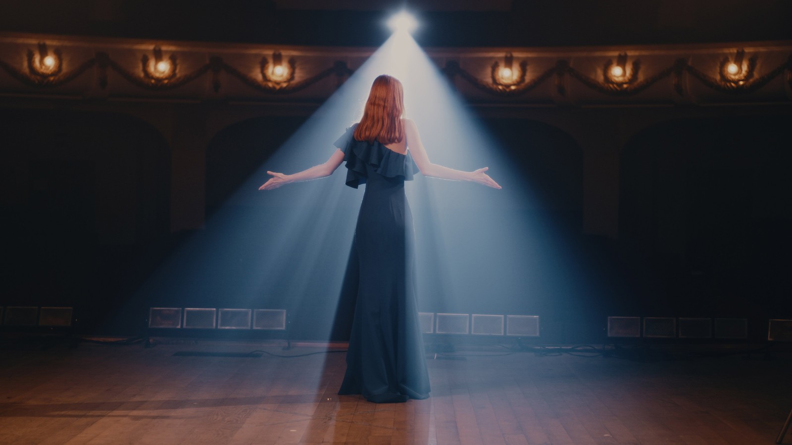 As evening falls, the Live Lounge comes alive with exceptional entertainment. Settle into your seat and enjoy the show. Upgrade to the VIP package for the best seats in the house. Enjoy attentive table service throughout the evening.