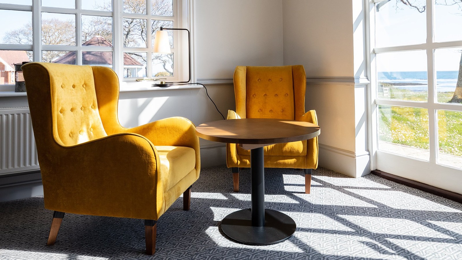 Find your perfect quiet corner in the Captain’s Lounge, bathed in natural light with a calming sea view.