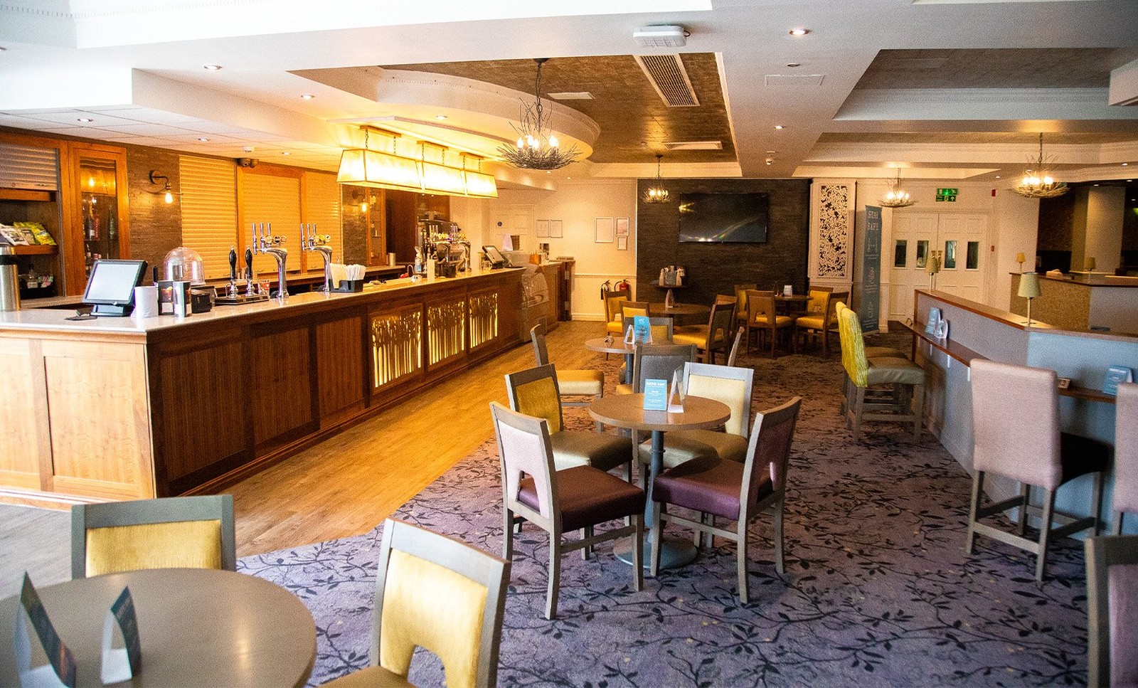 When evening falls, head to the Late Lounge Bar - where every table tells a story and every chair invites a chat. Perfect for gathering with friends, or simply soaking in the lively atmosphere.