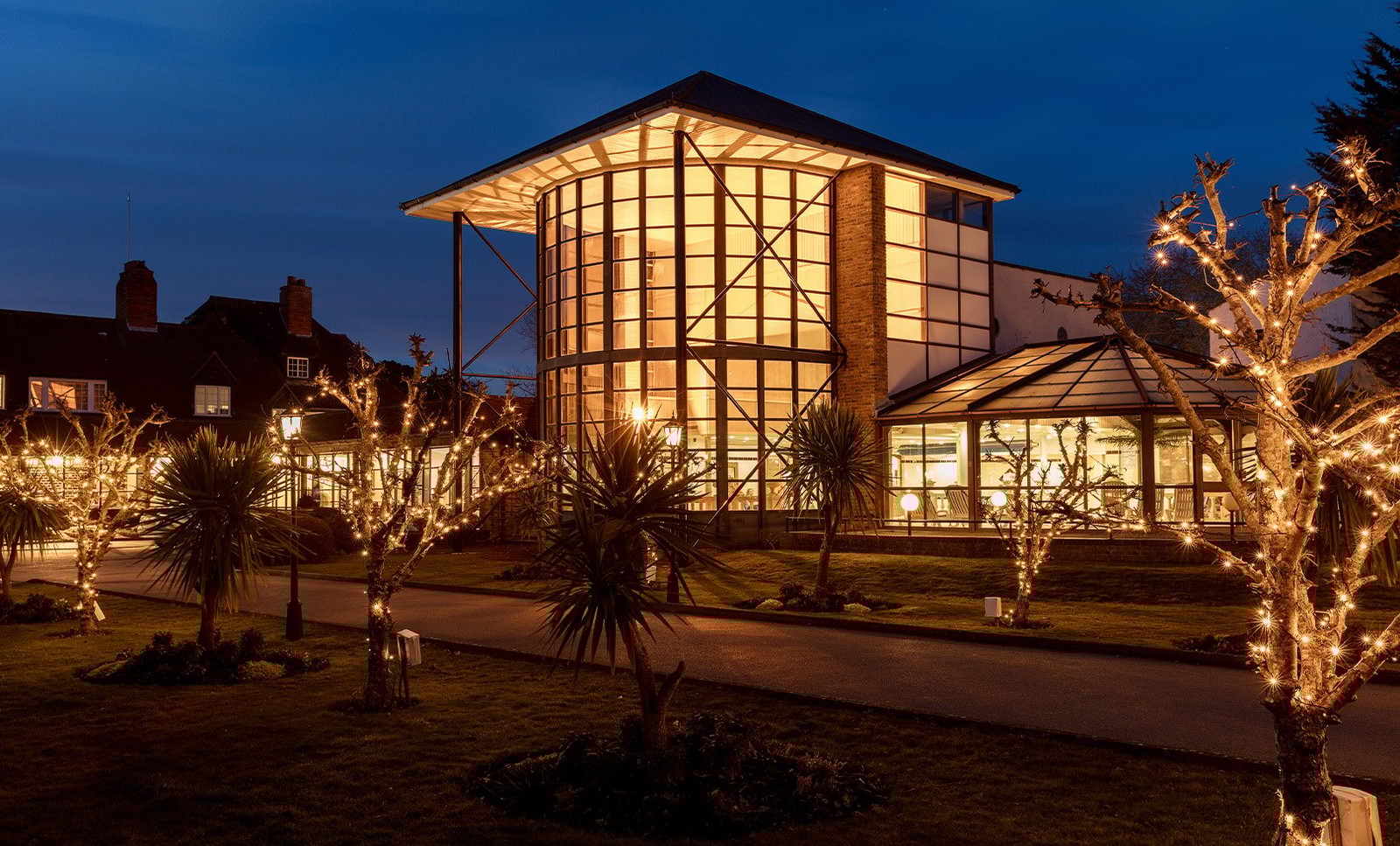 When the stars shine, so does Sinah Warren. By night, the atmosphere is just as relaxing, promising days filled with fun, relaxation, and exploration - whatever you may need.