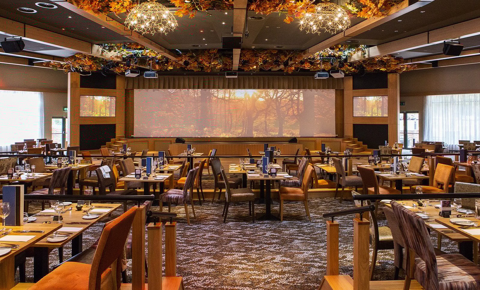 The Evesham cabaret restaurant is the perfect place to enjoy the delights of the Market Kitchen - buffet breakfasts and three course dinners - before transforming into the show lounge for your evening entertainment.