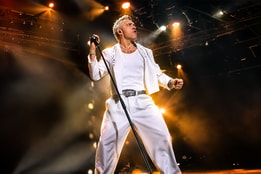 robbie williams tribute performing