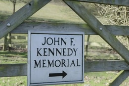 Sign pointing to the John F. Kennedy Memorial