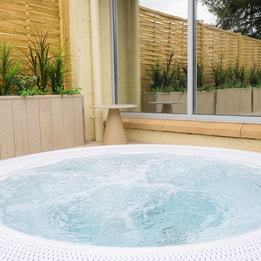 jacuzzi at heythrop hotel