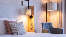 signature room at sinah warren