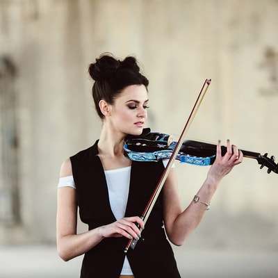 women playing violin
