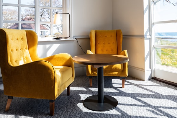 Find your perfect quiet corner in the Captain’s Lounge, bathed in natural light with a calming sea view.