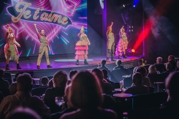 On stage, Warner Theatre Company captivates the audience with Hot Ticket - a night of exceptional theatre at Heythrop Park.