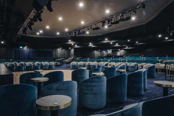 Step into the Live Lounge at The Runnymede on Thames, a purpose-built theatre venue where every seat guarantees you will be close to the action.