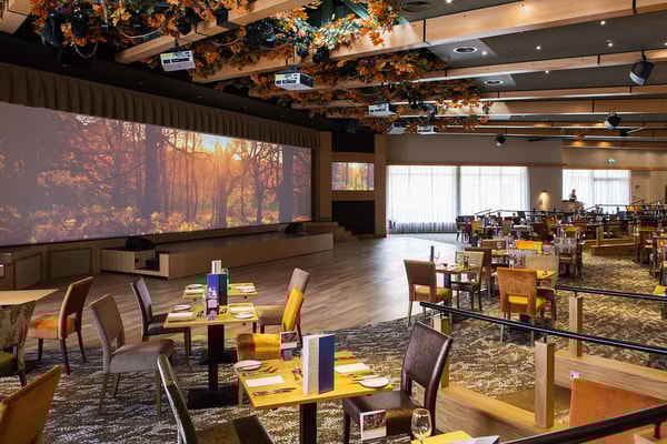 The Evesham restaurant is Studley Castle’s cabaret restaurant, where dining leads into entertainment. Tables are set for a delicious meal, with the stage ready to come alive afterwards.