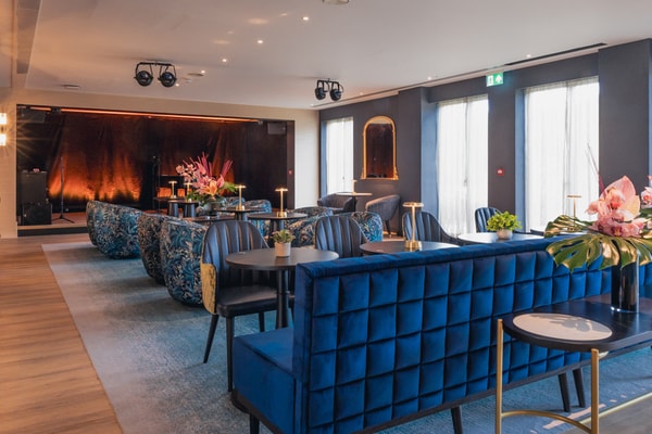 Time for a cocktail or two? The Live Lounge bar provides the perfect setting to keep drinks and conversation flowing.