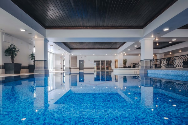 Take a dip in the 18-metre heated indoor pool. Afterwards, relax beside the whirlpool or on the comfortable loungers.