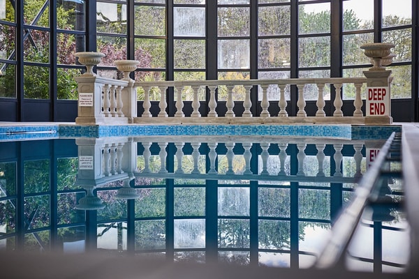 Take a dip in style at the stunning Sinah Warren. Enjoy a refreshing swim and beautiful views with this modern indoor pool.