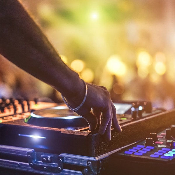 DJ Des Grant will be bringing the dance floor to live throughout the break.