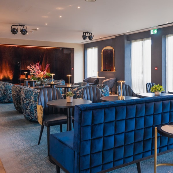 Time for a cocktail or two? The Live Lounge bar provides the perfect setting to keep drinks and conversation flowing.