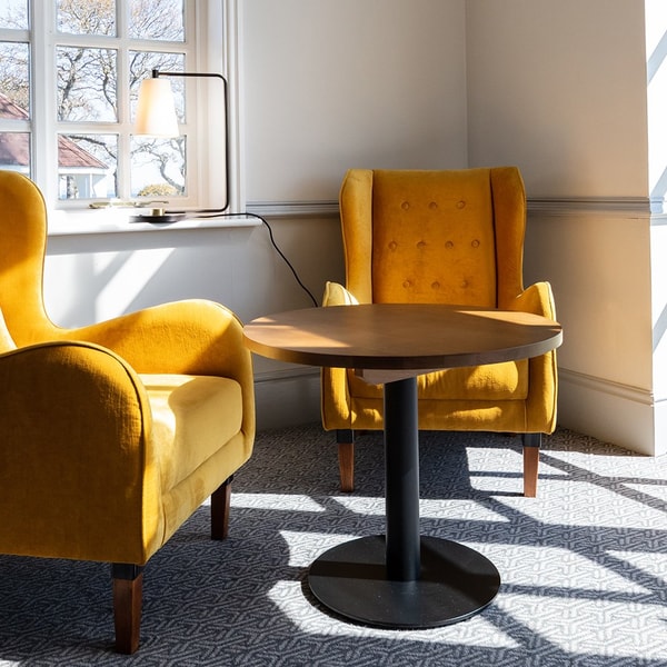 Find your perfect quiet corner in the Captain’s Lounge, bathed in natural light with a calming sea view.