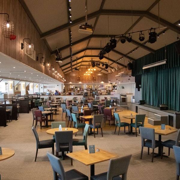 Feeling hungry? Savour delicious buffet breakfasts and indulgent three-course dinners in a warm, inviting restaurant, the Market Kitchen.