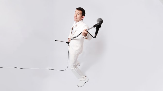 Ian Jones as Lee Evans