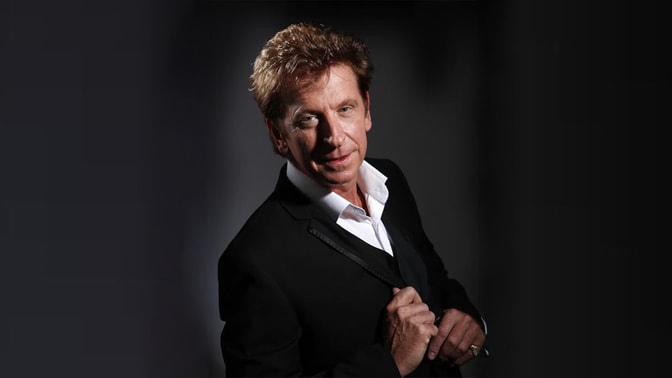 Paul Barrie as Barry Manilow