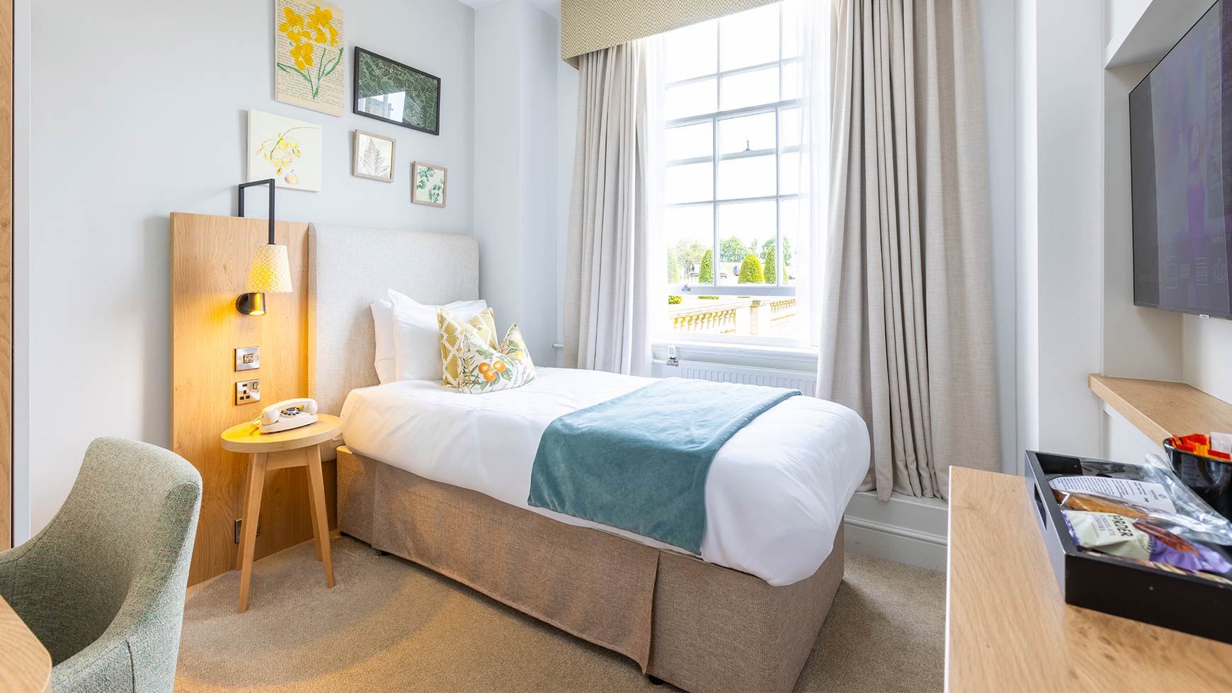 Bedroom with a single bed