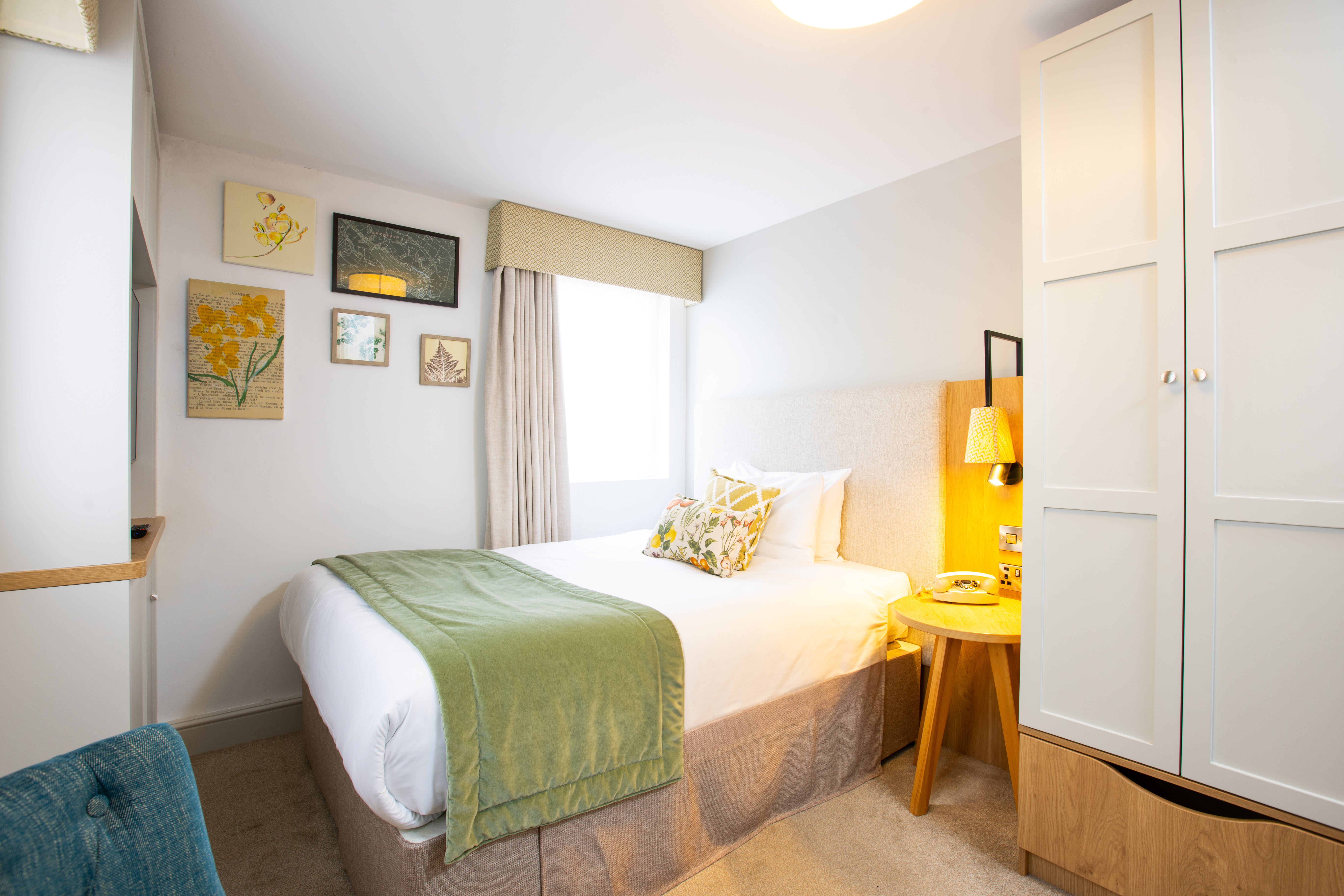 Bedroom with a small double bed