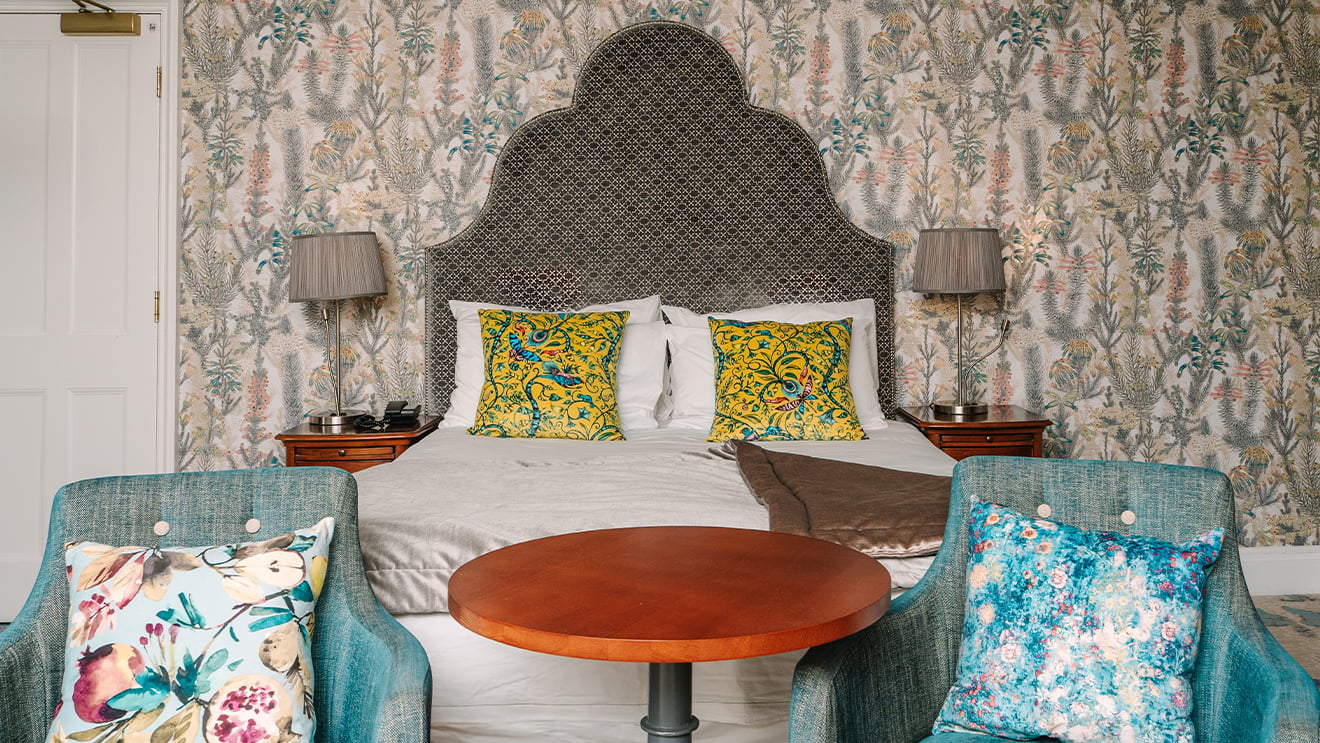 Manor House Deluxe room with bed