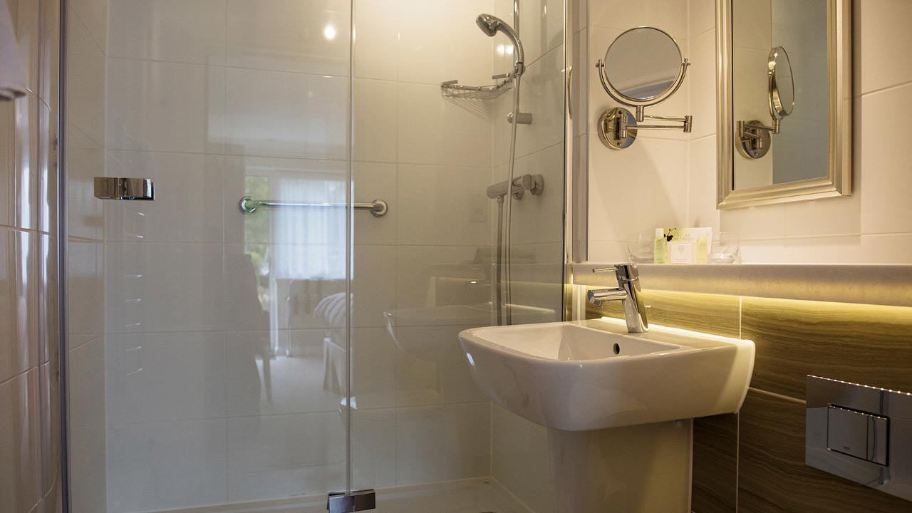 The bathroom in the Standard chalet at Lakeside