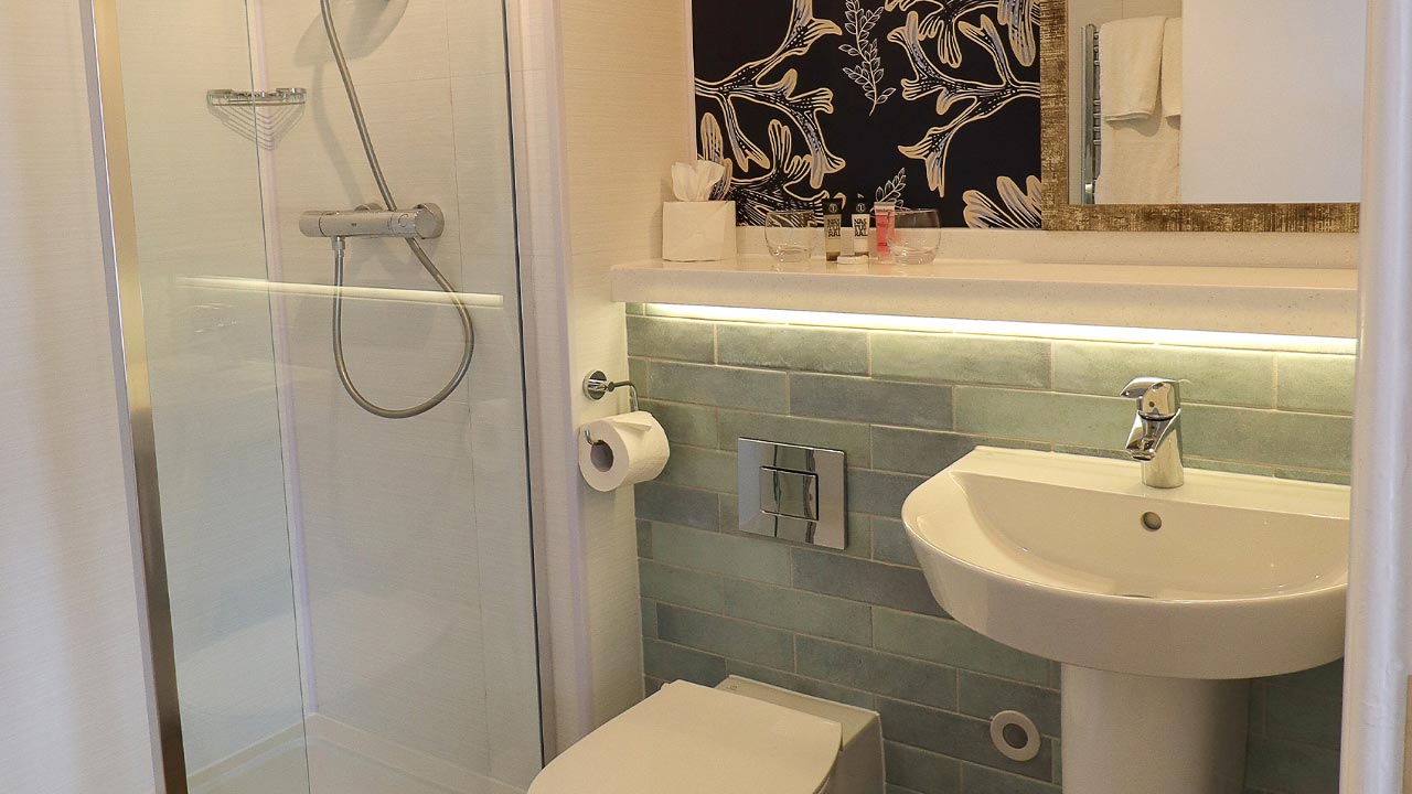 The bathroom in a Standard chalet at Lakeside